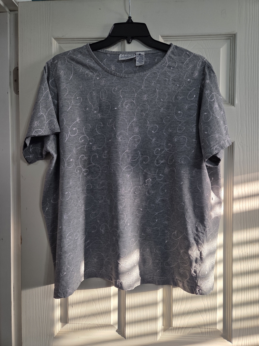 Basic Editions Gray Short-Sleeve Crewneck with Scroll Design